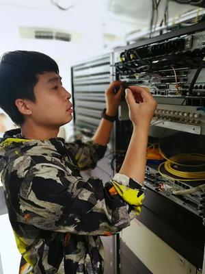 戴上党徽，我不一样了④——记奋战在网络安全一线的网络维护尖兵李肖